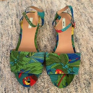 Kimchi Blue UO Parrot Wedge, Size 6, 1” Heel